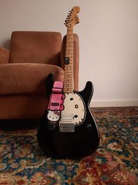 Squier Hello Kitty Stratocaster (1)