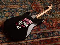 Squier Hello Kitty Stratocaster (10)