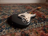 Squier Vintage Modified Stratocaster Charcoal Frost (4)